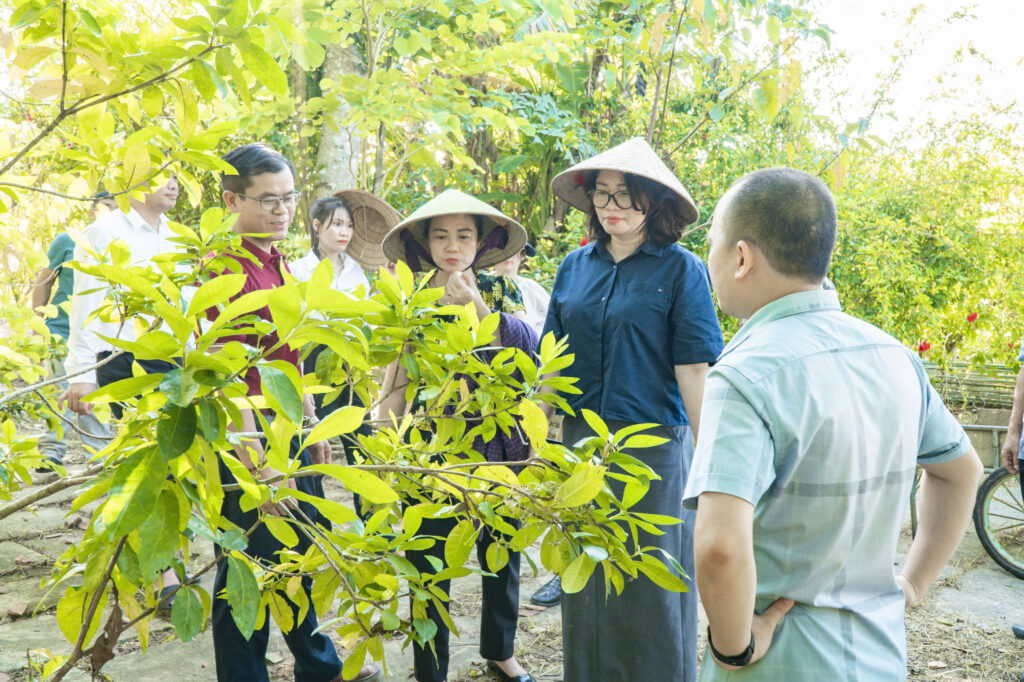 Lãnh đạo Trường Đại học Vinh thăm và làm với Ban Lãnh đạo Genecell