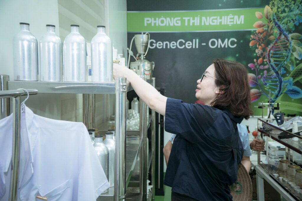 Lãnh đạo Trường Đại học Vinh thăm và làm với Ban Lãnh đạo Genecell